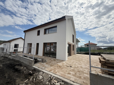 Casă individuală de vânzare în Chinteni