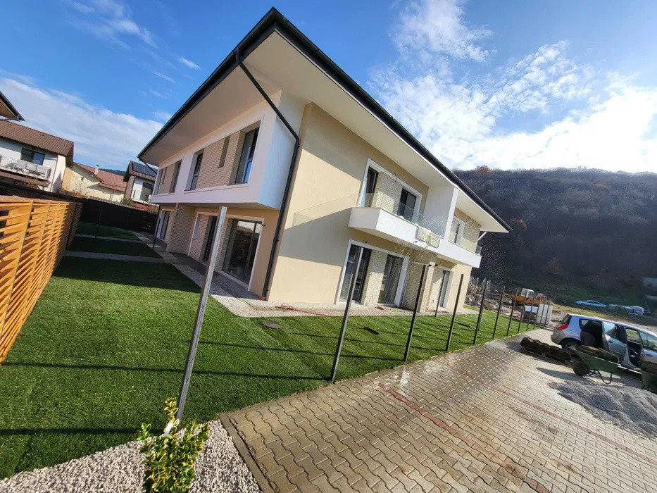 Casa cuplata, 4 camere, 120mp utili, teren liber 110mp, zona Sub Cetate