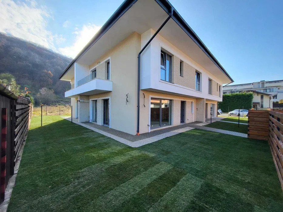 Casa cuplata, 4 camere, 120mp utili, teren liber 110mp, zona Sub Cetate