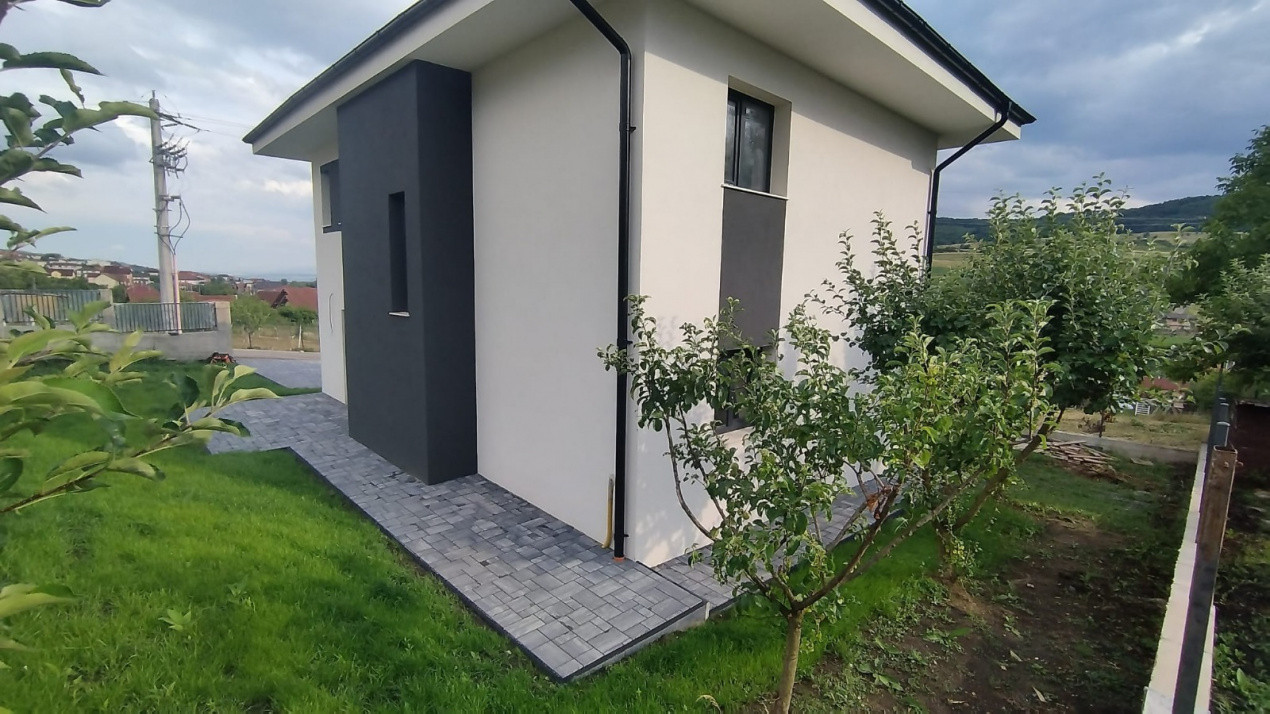 Casă individuală modernă la intrarea în Chinteni – zonă liniștită