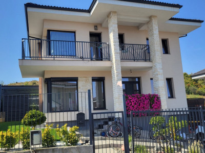 Casă individuală, design deosebit, zona Dezmir