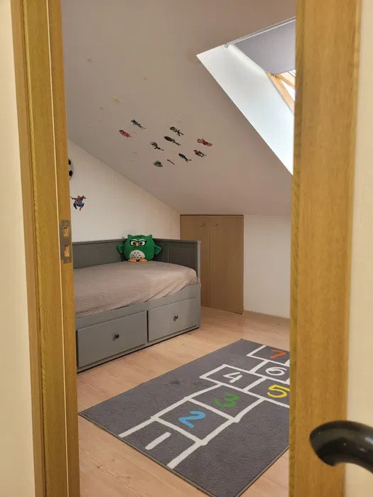 Apartament 4 camere, cu scara interioara pe 2 nivele APAHIDA