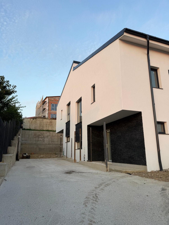 Duplex modern în Dezmir, zonă liniștită, stația de bus și magazin în zona 