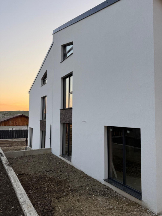 Duplex modern în Dezmir, zonă liniștită, stația de bus și magazin în zona 