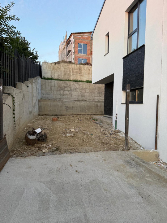 Duplex modern în Dezmir, zonă liniștită, stația de bus și magazin în zona 