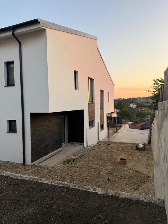 Duplex modern în Dezmir, zonă liniștită, stația de bus și magazin în zona 