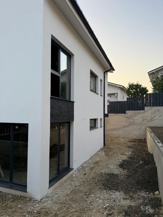 Duplex modern în Dezmir, zonă liniștită, stația de bus și magazin în zona 