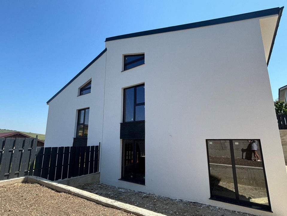 Duplex modern în Dezmir, zonă liniștită, stația de bus și magazin în zona 