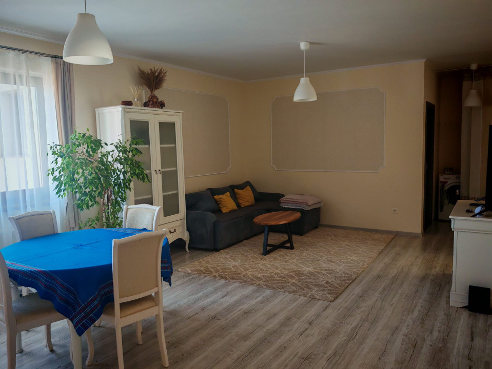 Apartament semidecomandat cu suprafata de 55mp . Zona : Subcetate 