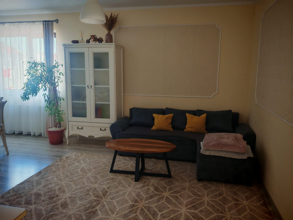 Apartament semidecomandat cu suprafata de 55mp . Zona : Subcetate 