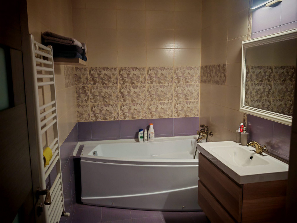 Apartament semidecomandat cu suprafata de 55mp . Zona : Subcetate 