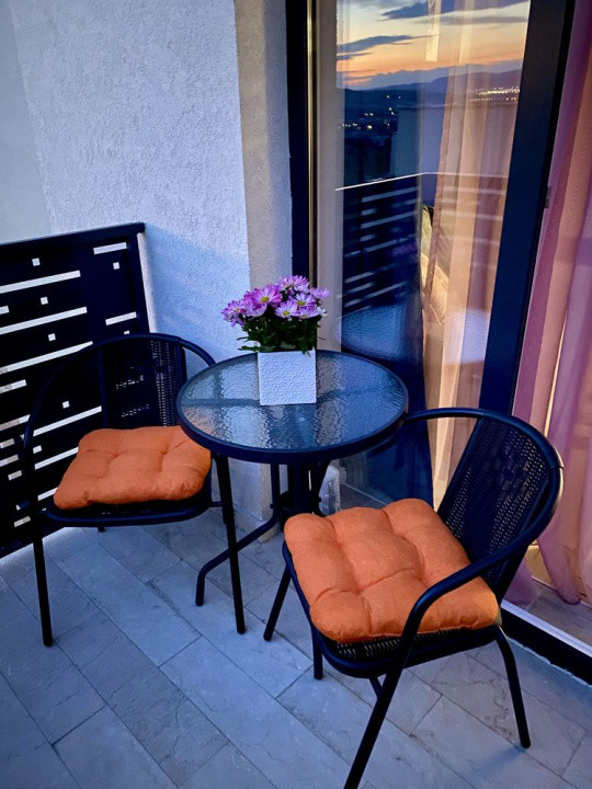 Optortunitate Investitie ,Vand apartament 3 camere , paracre subterana zona Vivo