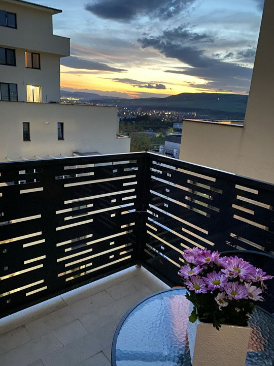 Optortunitate Investitie ,Vand apartament 3 camere , paracre subterana zona Vivo