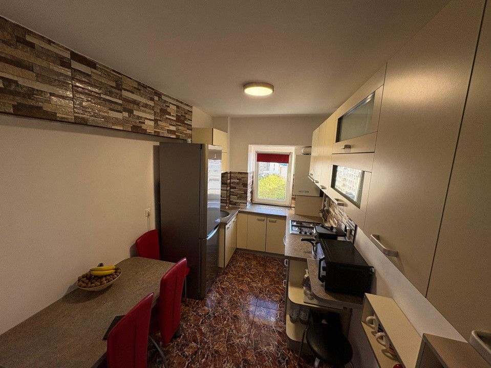 Apartament 3 camere / 68 mp / decomandat / etaj intermediar,  str. București