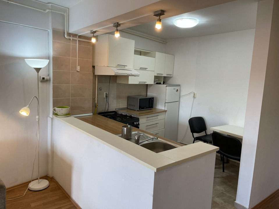 Apartament de 2 camere, semidecomandat, 54 mp + balcon 7 mp, Strada Moților