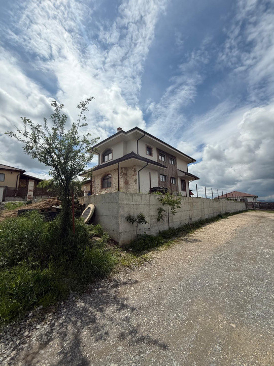 Casă Individuală, 142 mp utili, teren 500 mp Dezmir 