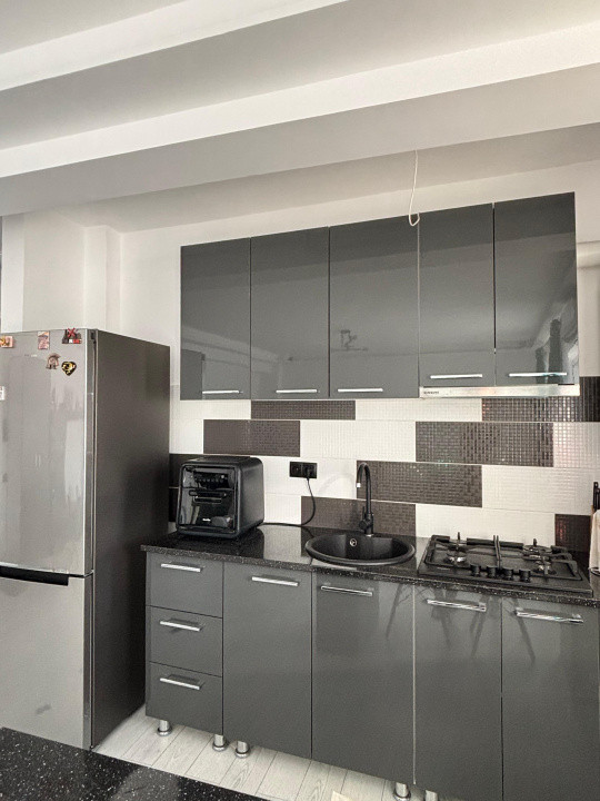 Apartament de 2 camere, 5 minute de Iulius, etaj intermediar