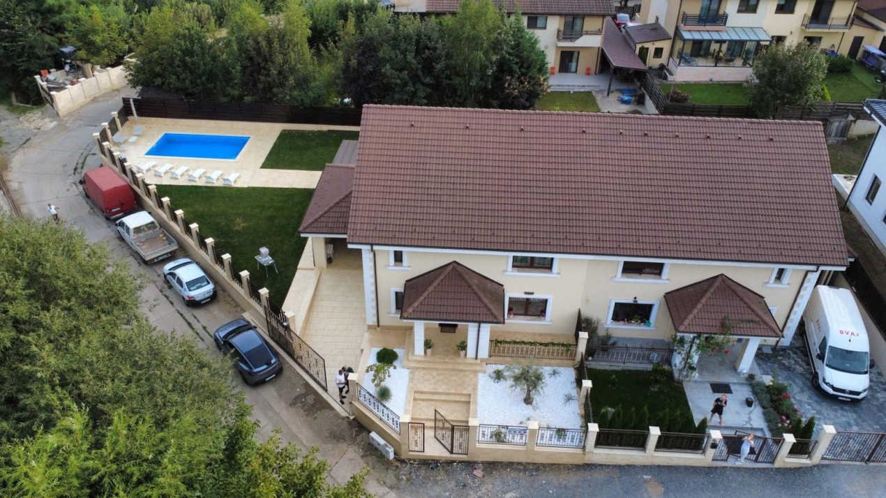 Casă superfinisată, complet mobilată, cu piscină încălzită – 5 camere, 5 băi