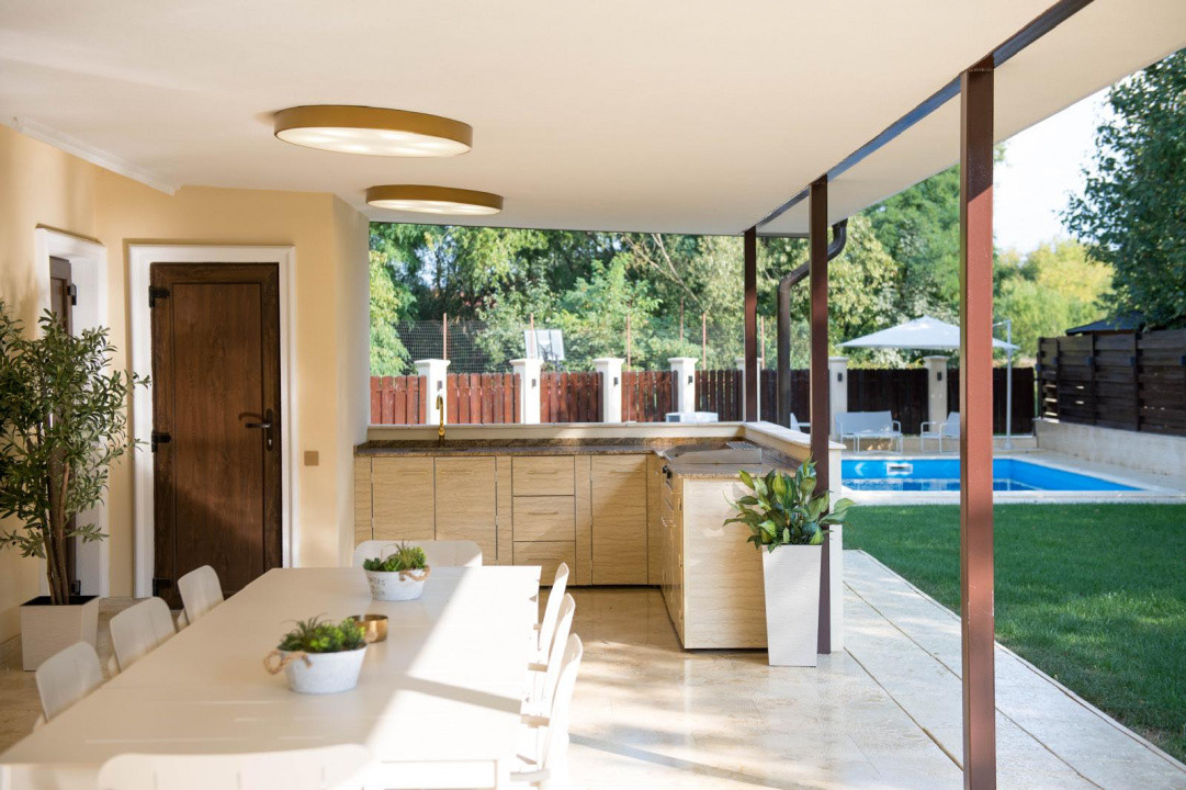 Casă superfinisată, complet mobilată, cu piscină încălzită – 5 camere, 5 băi