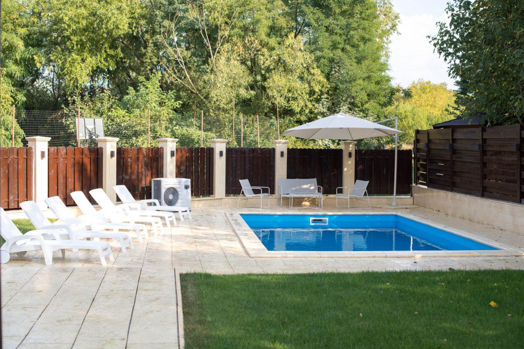 Casă superfinisată, complet mobilată, cu piscină încălzită – 5 camere, 5 băi