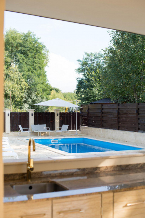 Casă superfinisată, complet mobilată, cu piscină încălzită – 5 camere, 5 băi