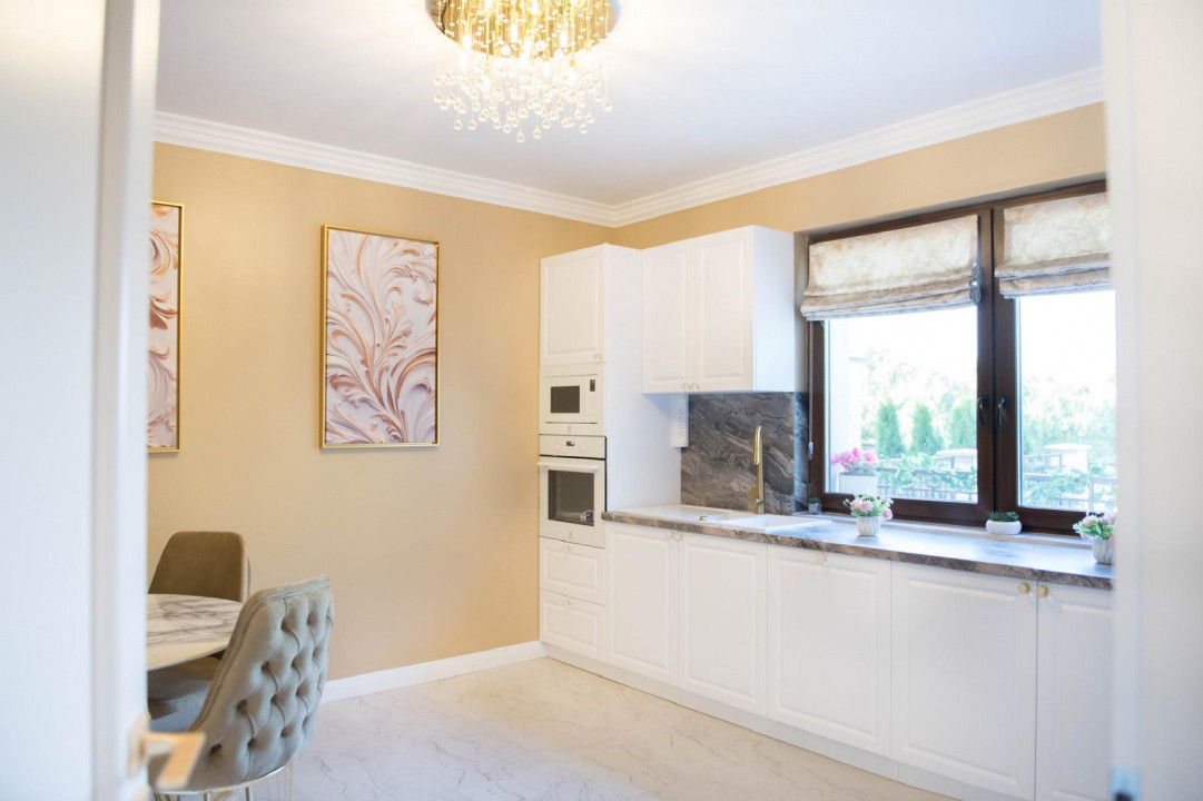 Casă superfinisată, complet mobilată, cu piscină încălzită – 5 camere, 5 băi