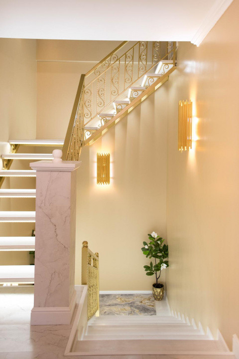 Casă superfinisată, complet mobilată, cu piscină încălzită – 5 camere, 5 băi