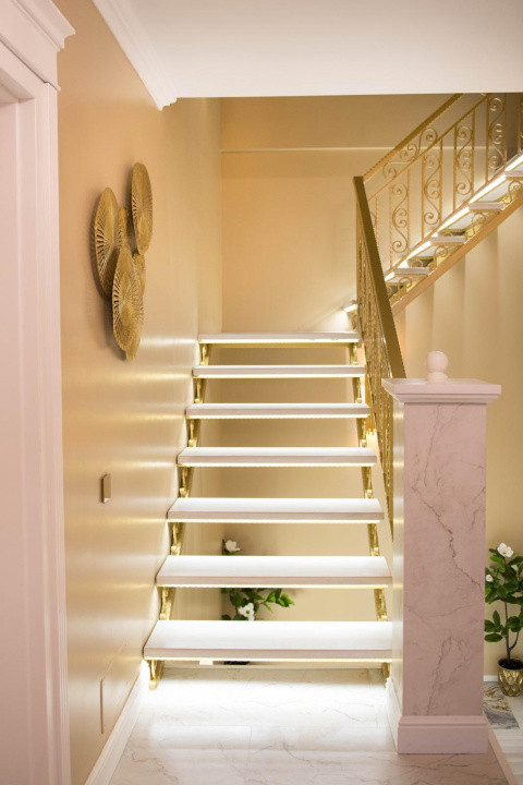 Casă superfinisată, complet mobilată, cu piscină încălzită – 5 camere, 5 băi