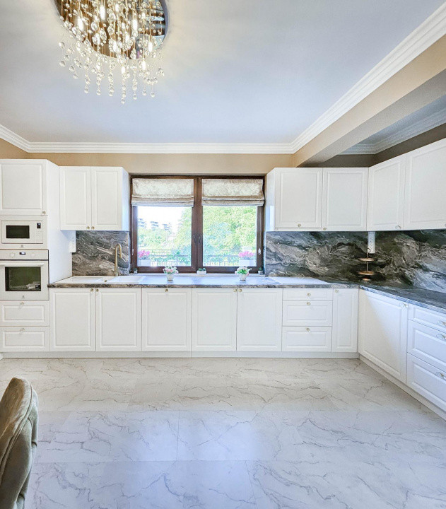 Casă superfinisată, complet mobilată, cu piscină încălzită – 5 camere, 5 băi