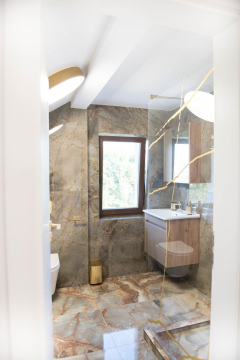 Casă superfinisată, complet mobilată, cu piscină încălzită – 5 camere, 5 băi