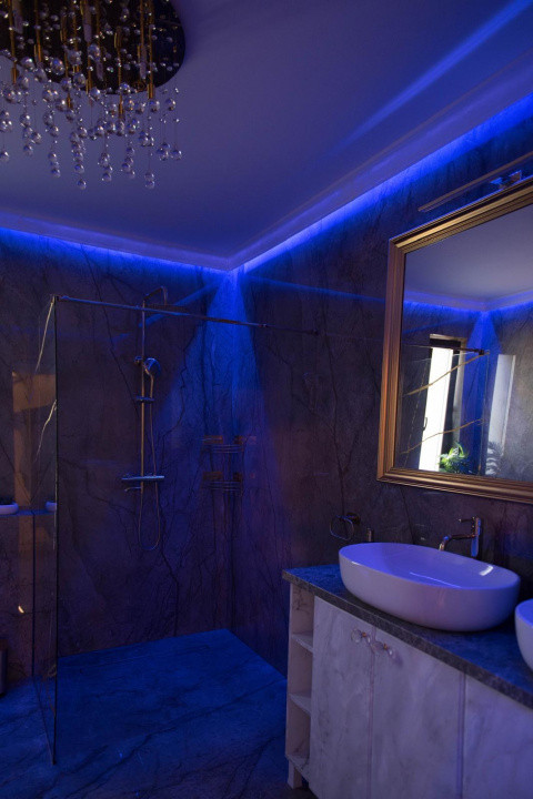 Casă superfinisată, complet mobilată, cu piscină încălzită – 5 camere, 5 băi