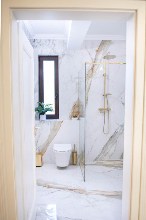 Casă superfinisată, complet mobilată, cu piscină încălzită – 5 camere, 5 băi