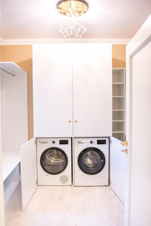 Casă superfinisată, complet mobilată, cu piscină încălzită – 5 camere, 5 băi