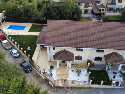 Casă superfinisată, complet mobilată, cu piscină încălzită – 5 camere, 5 băi