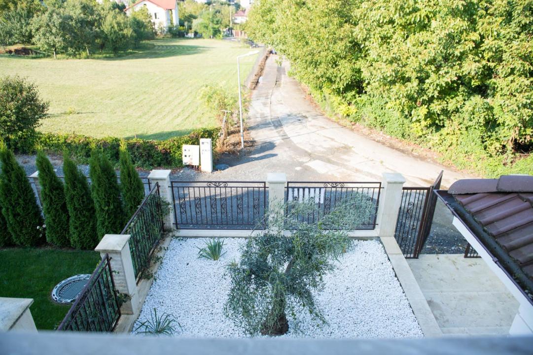 Casă superfinisată, complet mobilată, cu piscină încălzită – 5 camere, 5 băi