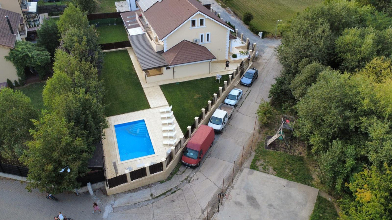 Casă superfinisată, complet mobilată, cu piscină încălzită – 5 camere, 5 băi