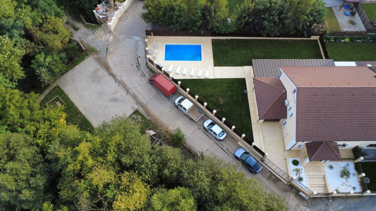 Casă superfinisată, complet mobilată, cu piscină încălzită – 5 camere, 5 băi