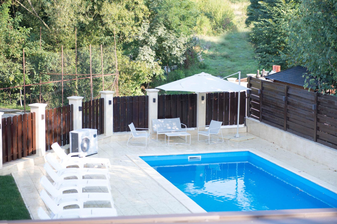 Casă superfinisată, complet mobilată, cu piscină încălzită – 5 camere, 5 băi