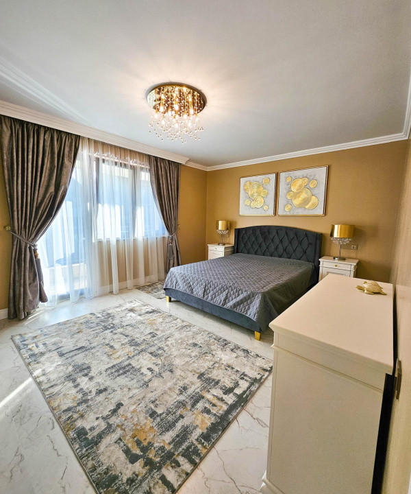 Casă superfinisată, complet mobilată, cu piscină încălzită – 5 camere, 5 băi