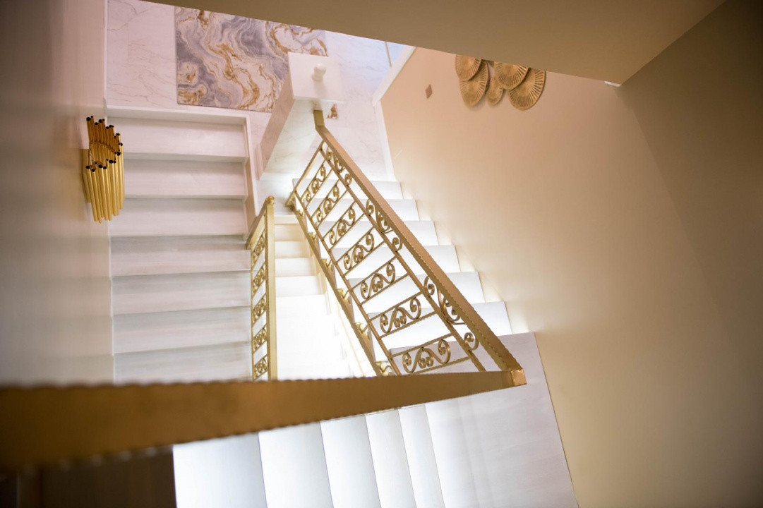 Casă superfinisată, complet mobilată, cu piscină încălzită – 5 camere, 5 băi