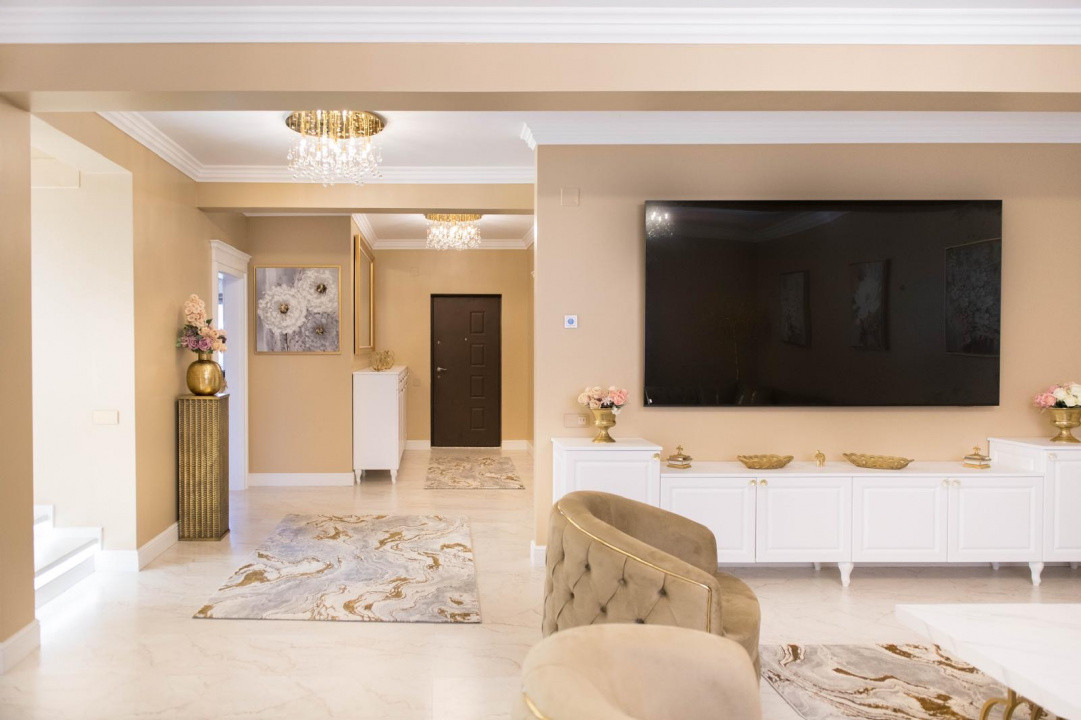 Casă superfinisată, complet mobilată, cu piscină încălzită – 5 camere, 5 băi