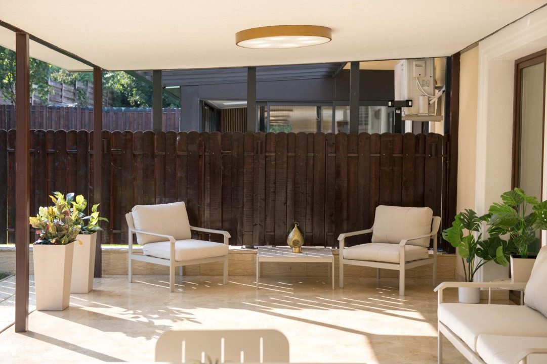 Casă superfinisată, complet mobilată, cu piscină încălzită – 5 camere, 5 băi