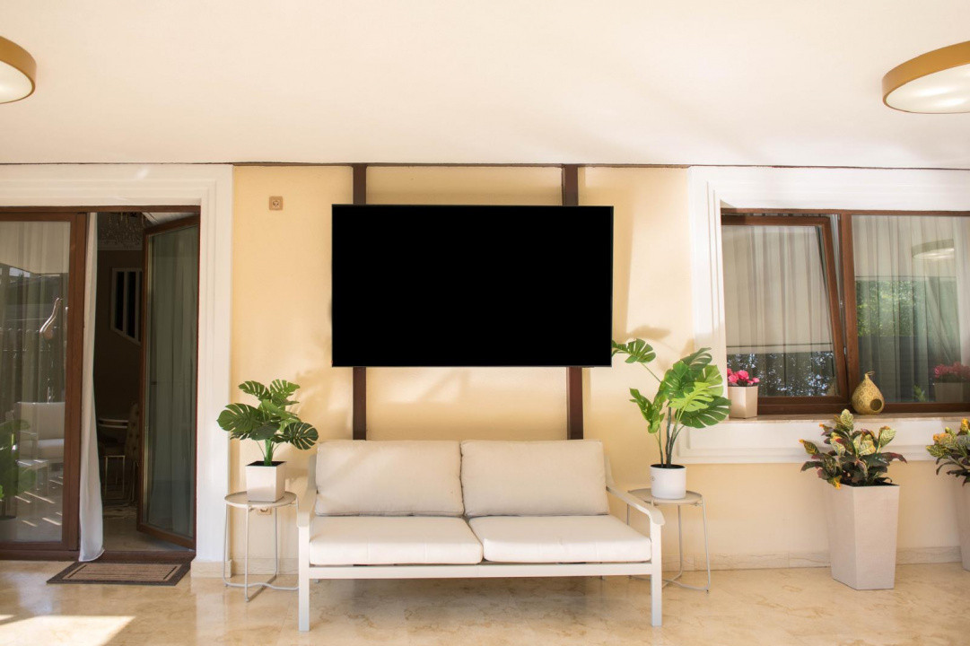 Casă superfinisată, complet mobilată, cu piscină încălzită – 5 camere, 5 băi