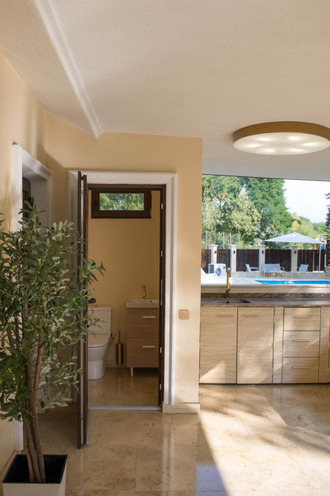 Casă superfinisată, complet mobilată, cu piscină încălzită – 5 camere, 5 băi
