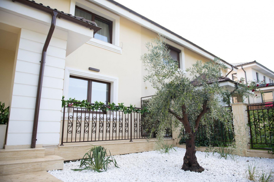 Casă superfinisată, complet mobilată, cu piscină încălzită – 5 camere, 5 băi