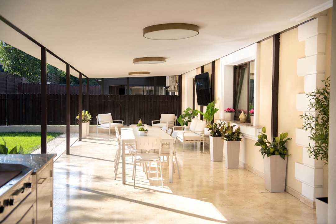 Casă superfinisată, complet mobilată, cu piscină încălzită – 5 camere, 5 băi