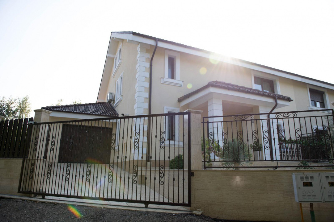 Casă superfinisată, complet mobilată, cu piscină încălzită – 5 camere, 5 băi
