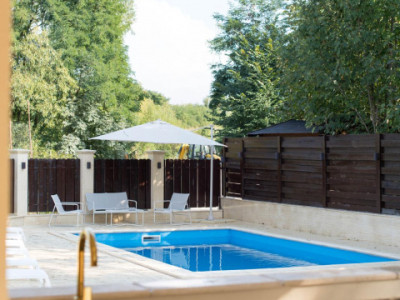 Casă superfinisată, complet mobilată, cu piscină încălzită – 5 camere, 5 băi