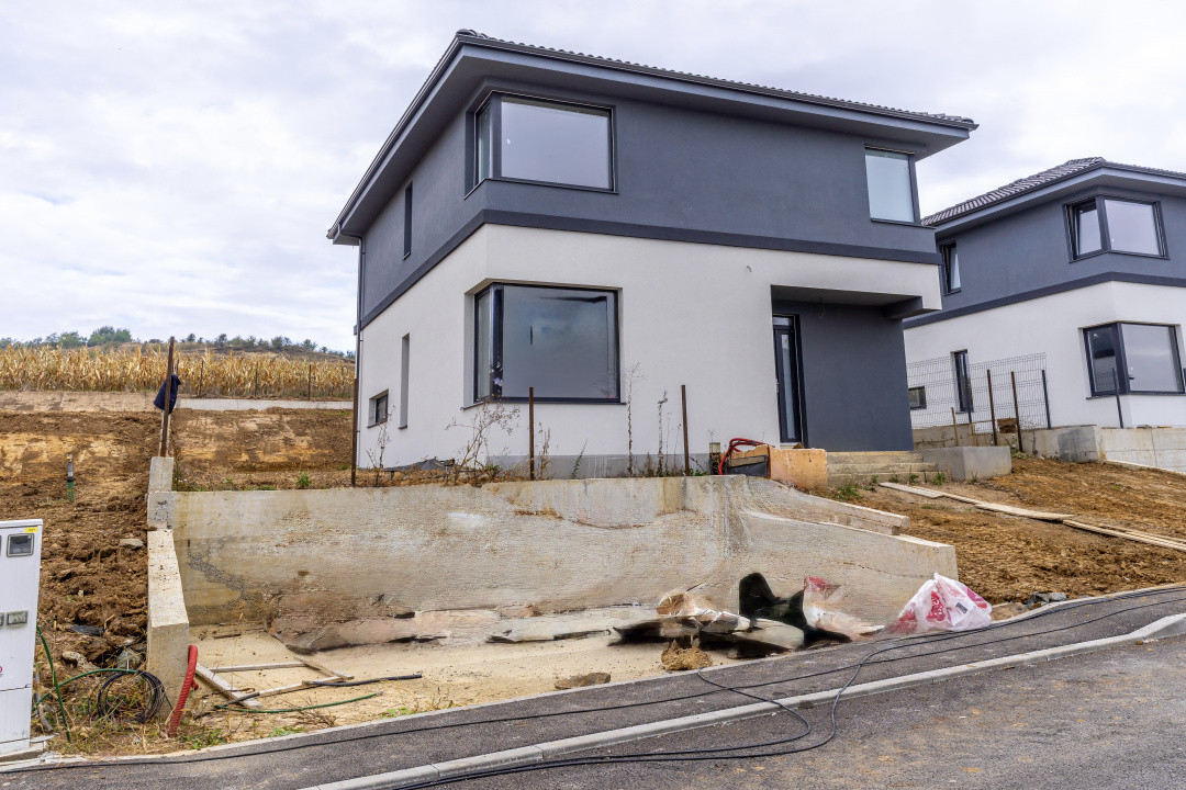 Casă individuală de vânzare în Corușu – finisată exterior, interior semifinisat