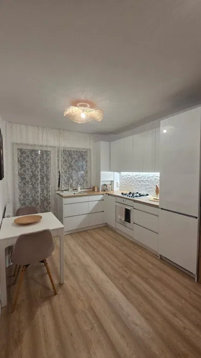 Apartament 2 camere, etaj intermediar, zona Porii, Floresti